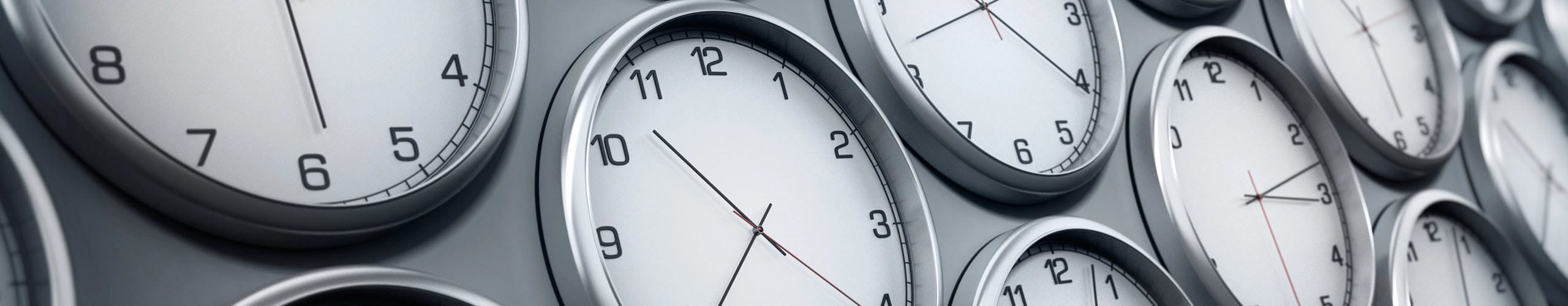 Zeitzonen dargestellt durch verschiedene Uhren auf der Welt